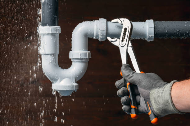 Professional Emergency Plumber technician working in Belknap, IL